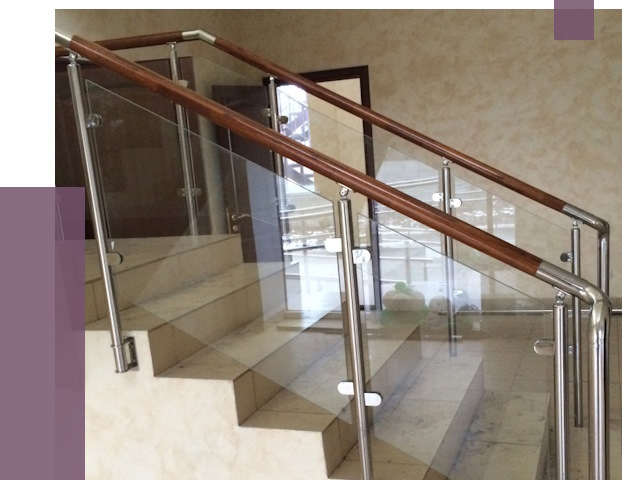 Комбинированные перила из металла и дерева в Краснодаре